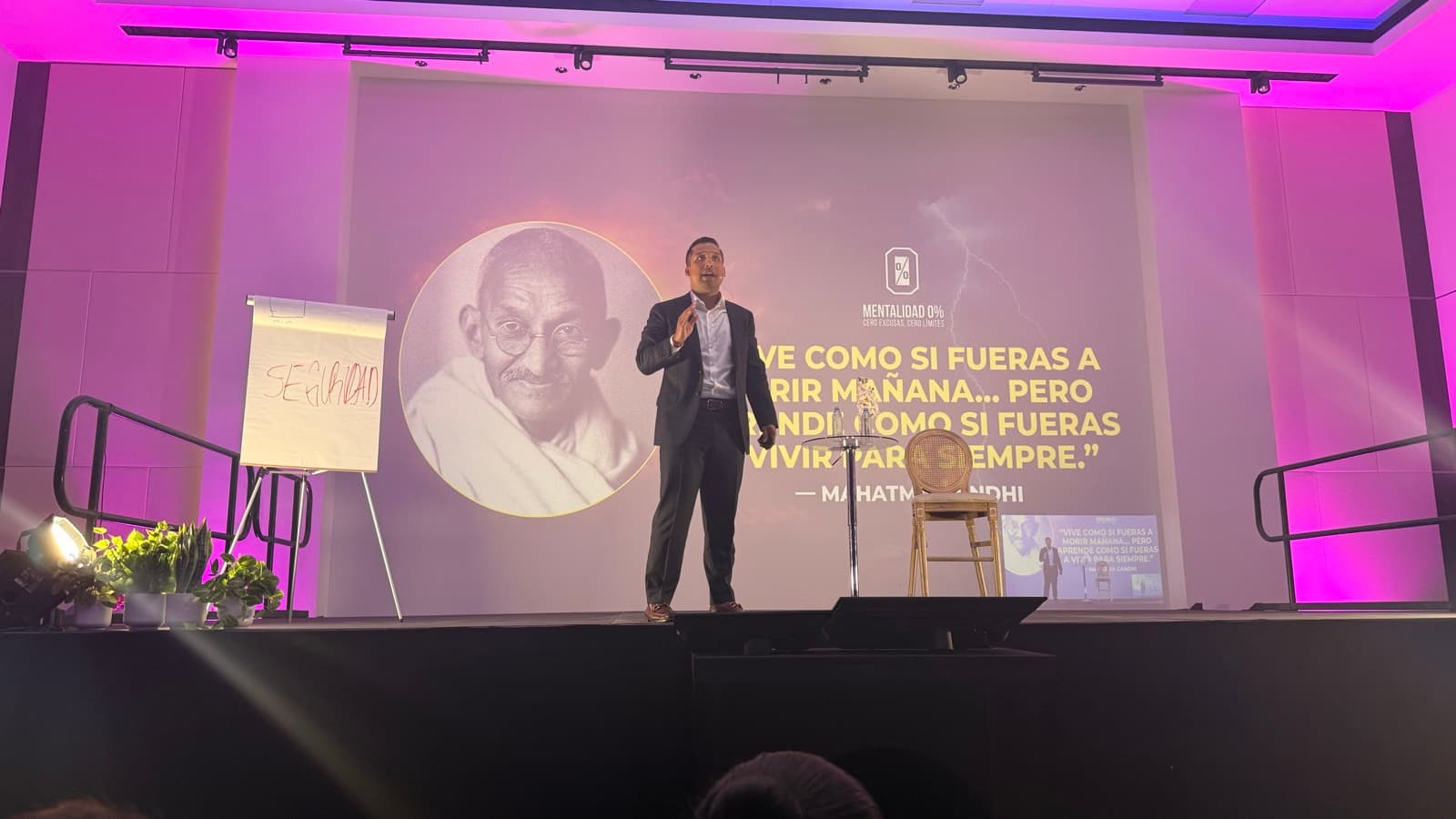 Darwin Ontiveros en el escenario de una conferencia