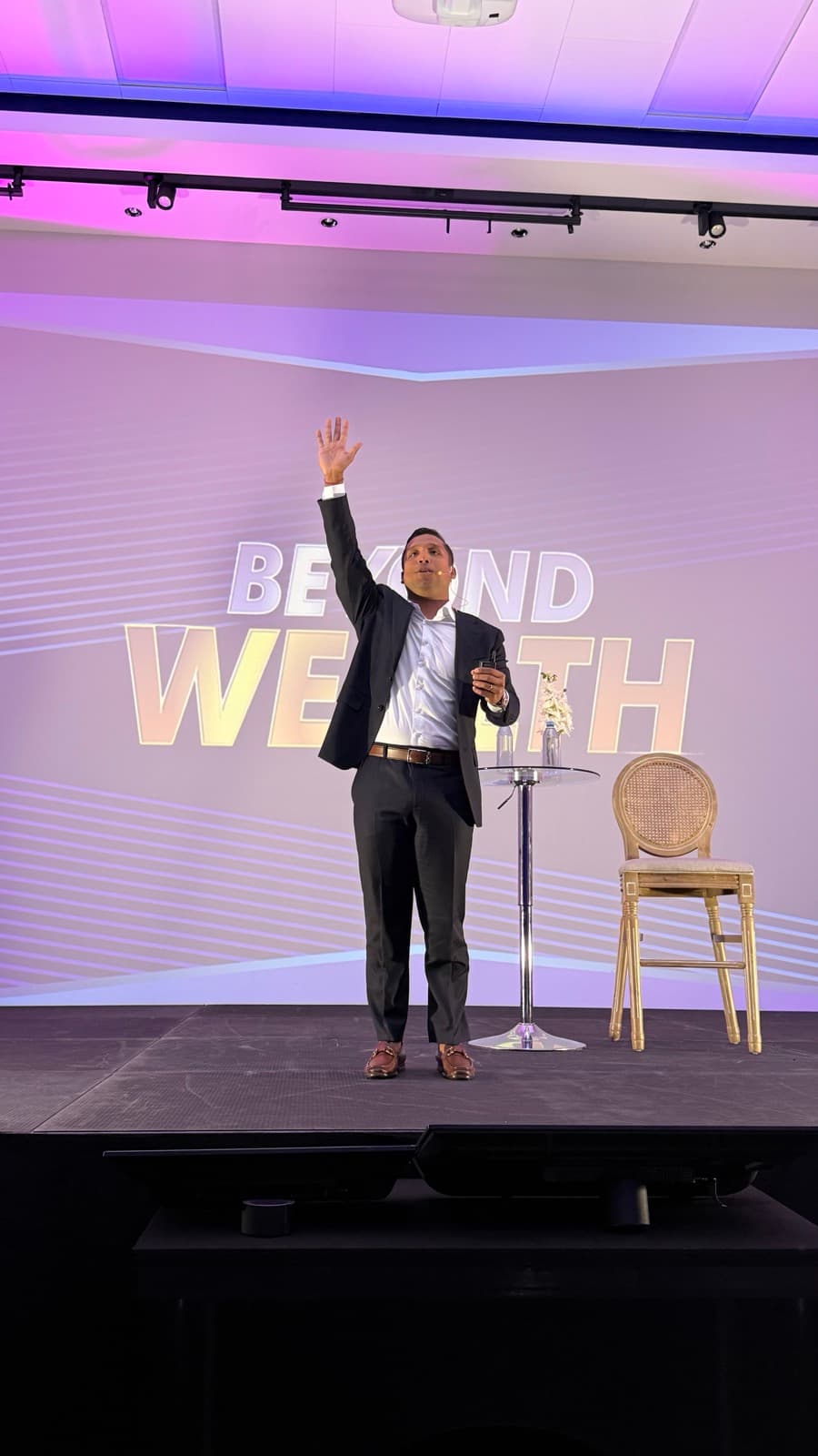 Darwin Ontiveros presentando en el evento Beyond Wealth