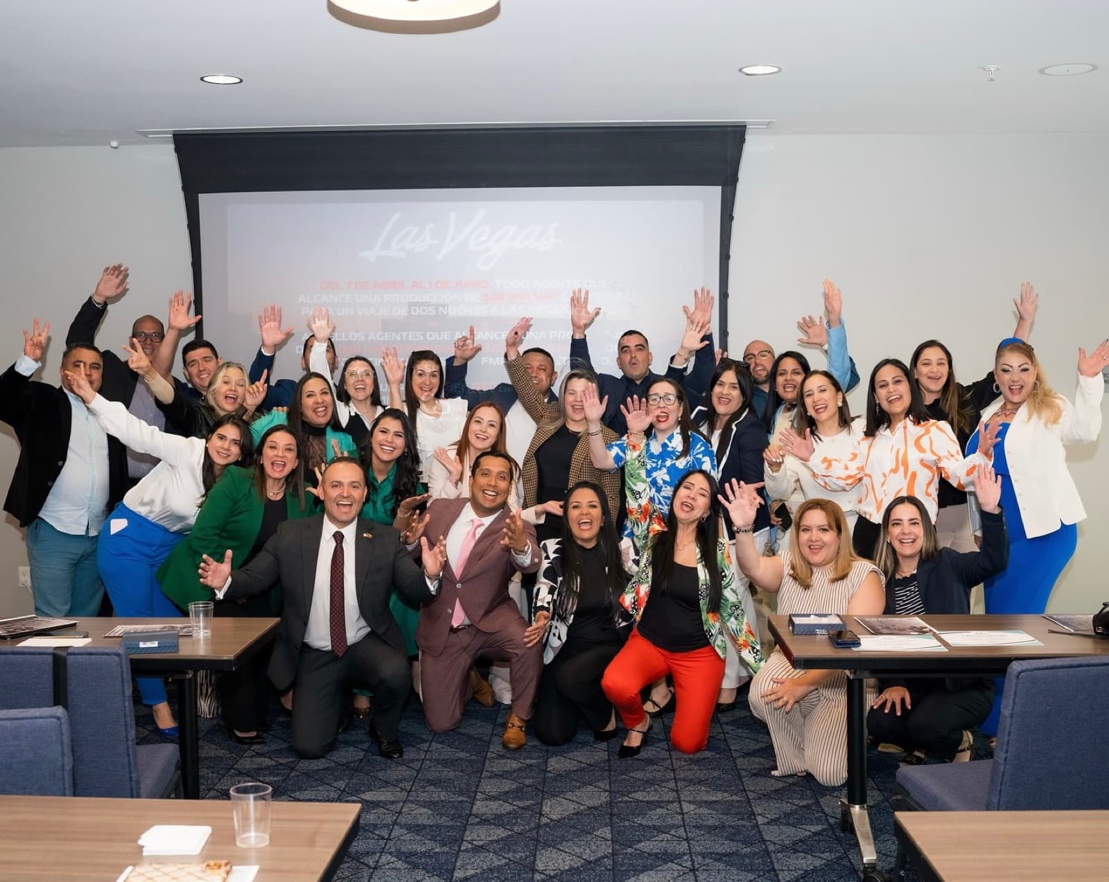 Darwin Ontiveros con su equipo y comunidad